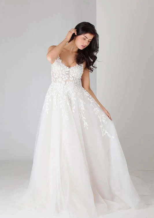Besticktes und perlenbesetztes Brautkleid aus Spitze